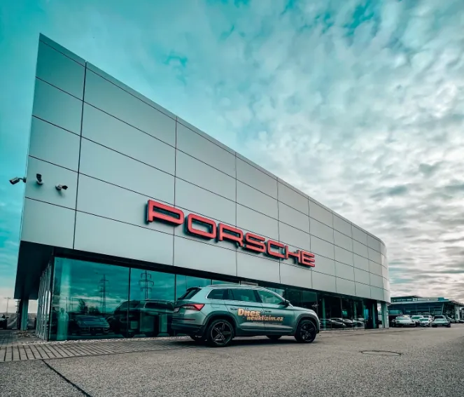 Umytá prosklená fasáda autosalonu